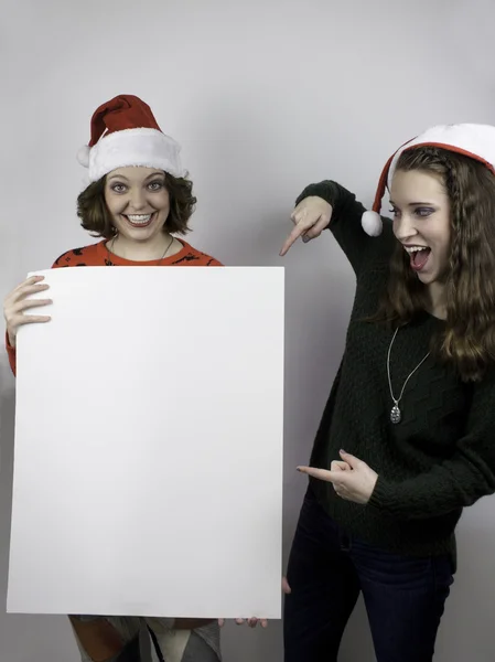 Twee vrouwen houden leeg teken — Stockfoto