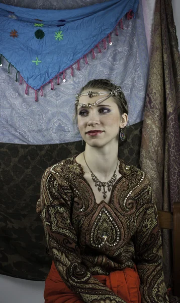 Mooie jonge vrouw verkleed als een zigeuner — Stockfoto