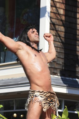 Provincetown, massachusetts, ABD Ağustos 19, 2010: yıllık provincetown karnaval geçit Provincetown, massachusetts yürüyen adam.