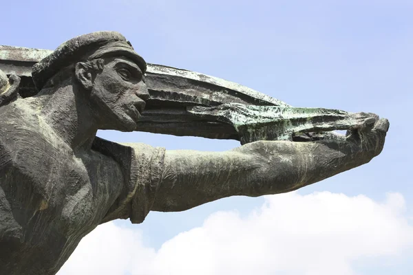 Sovjet-tijdperk standbeeld op memento park, Boedapest Hongarije. — Stockfoto