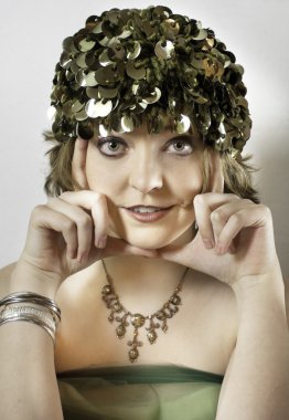 güzel bir genç kadın vintage yeşil şapka