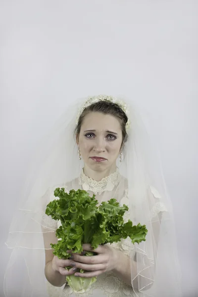 Noiva tentando dieta mantém alface em vez de buquê — Fotografia de Stock