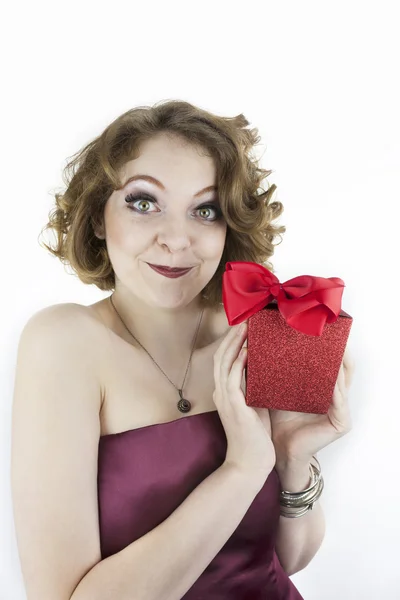 Linda mujer joven sosteniendo brillante, caja de regalo roja —  Fotos de Stock