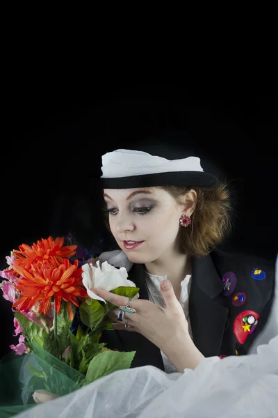 Mujer sosteniendo flores — Foto de Stock