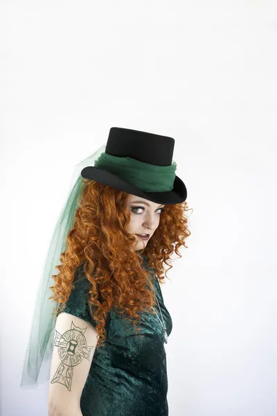 Kvinna med keltiska kors tatuering — Stockfoto