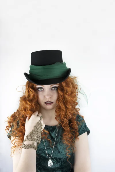 Tvrdý irská dívka, která nosí zelený — Stock fotografie