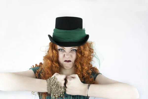 Difícil irlandês menina vestindo top chapéu — Fotografia de Stock
