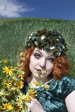 çimen çiçekler kızın