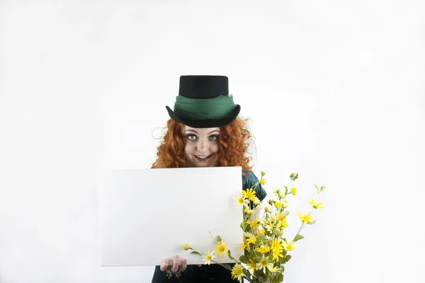 Девушка в зеленом с пустым знаком — стоковое фото