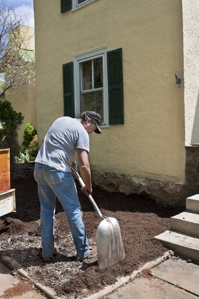 Man med spade landskapsarkitektur — Stockfoto