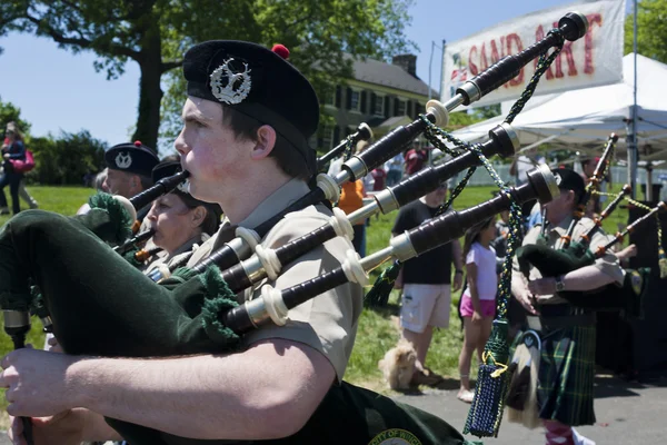 The City of Winchester Pipes and Drums выступают на Delaplane Strawberry Festival в Sky Meadows State Park в Делаплейн, Вирджиния . — стоковое фото