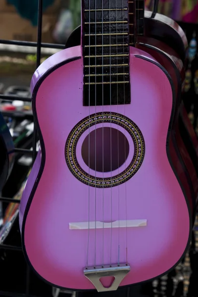 Rosa Gitarre zum Verkauf — Stockfoto