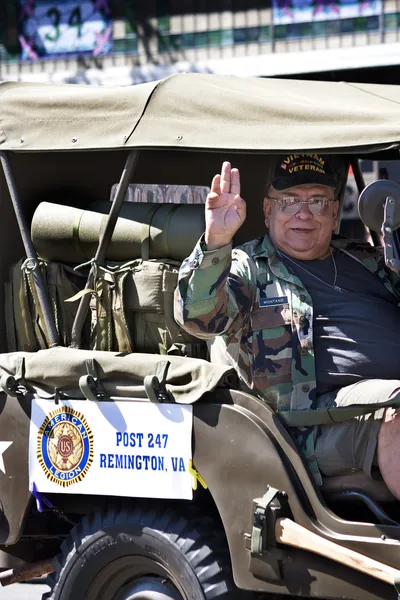 Warrenton, Virginia, EUA-26 de maio de 2014: Veterano montando no Memorial Day Parade em Warrenton, Virgínia . — Fotografia de Stock