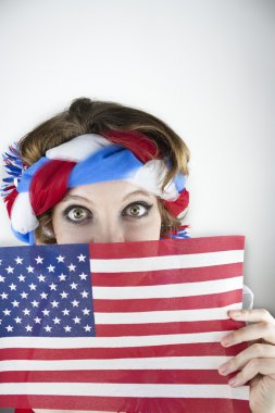 Amerikan bayrağı tutan kadın