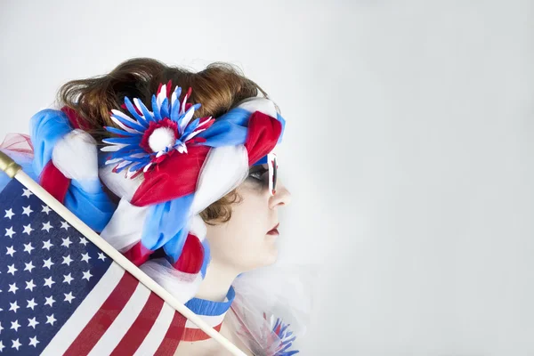 Mulher segurando bandeira americana — Fotografia de Stock