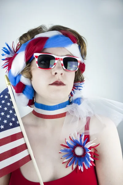 Amerikan bayrağı tutan kadın
