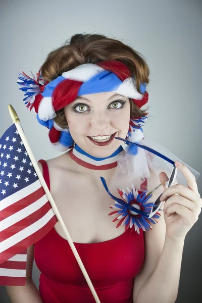 Mujer sosteniendo bandera americana — Foto de Stock