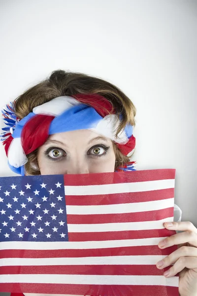 Mulher segurando bandeira americana — Fotografia de Stock