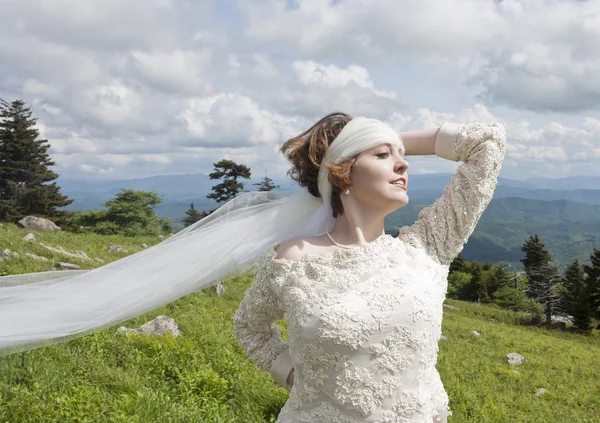 Junge Braut auf Berggipfel — Stockfoto