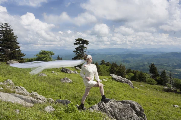 Junge Braut auf Berggipfel — Stockfoto