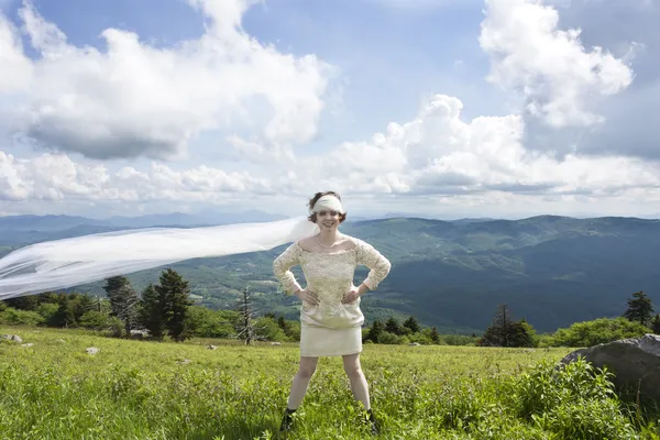 Jonge bruid op de bergtop — Stockfoto