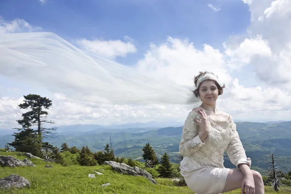 Giovane sposa in cima alla montagna — Foto Stock