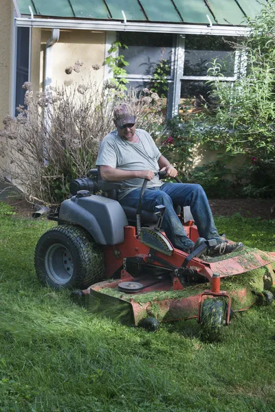 Landscaper på ridning gräsklippare — Stockfoto