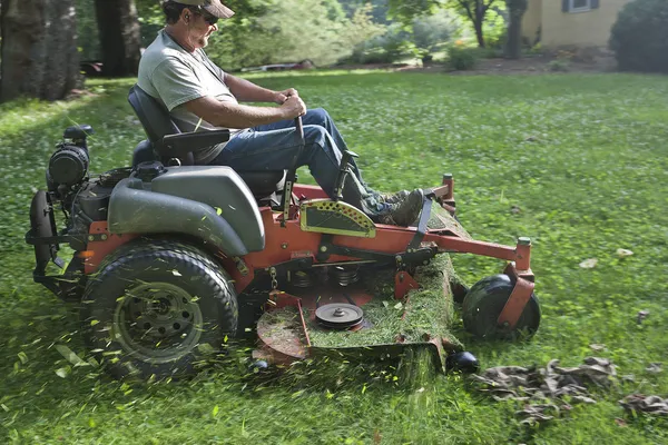 Paisajista en la cortadora de césped a caballo — Foto de Stock