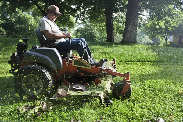 Landscaper op riding grasmaaier — Stockfoto