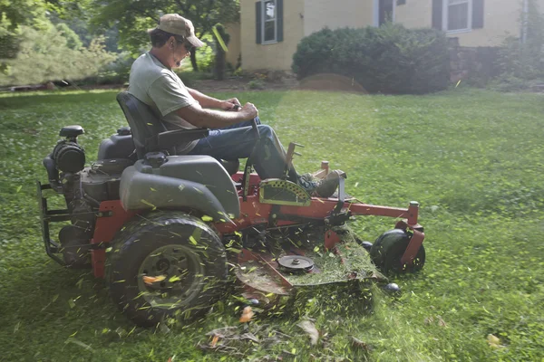 Zahradní architekt na Traktorová sekačka Stock Snímky