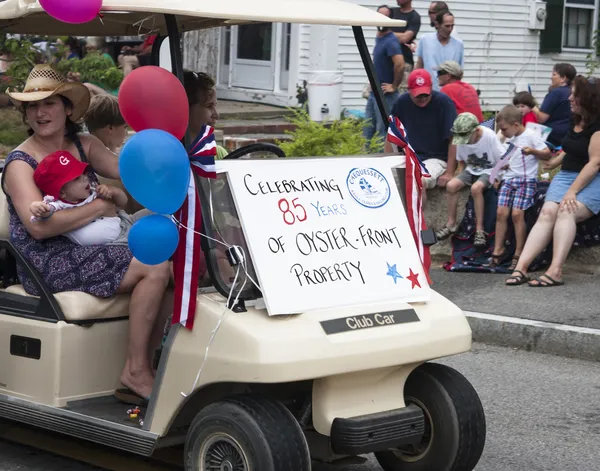 Donna cavalca in un golf cart nella Wellfleet 4th of July Parade a Wellfleet, Massachusetts — Foto Stock