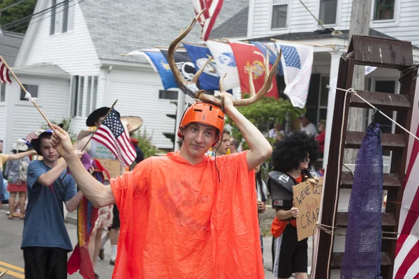 Man vandrar i wellfleet 4 juli paraden i wellfleet, massachusetts. — Stockfoto