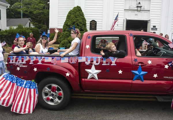 Mensen rijden in de achterkant van een vrachtwagen in de wellfleet vierde van juli parade in wellfleet, massachusetts. Stockfoto