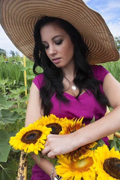 Jonge vrouw met zonnebloemen — Stockfoto