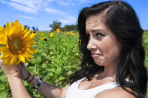 Vrouw gezicht op zonnebloem maken — Stockfoto