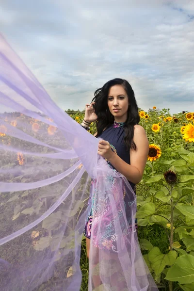 Frau im Sonnenblumenfeld — Stockfoto