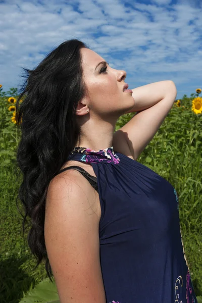 Kvinna i solros fält — Stockfoto