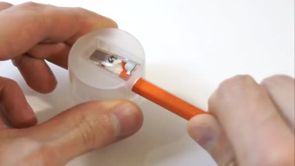 オレンジ色の鉛筆を削る — ストック動画