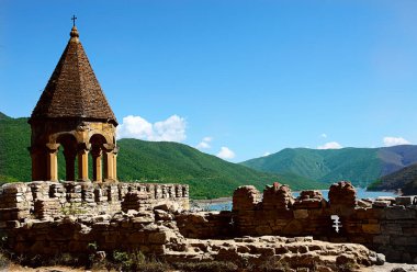Georgia dağlarında tarihi bir manastır..
