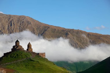Georgia dağlarında bir manastır..
