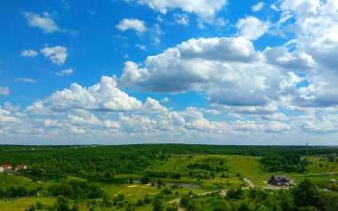 Güzel manzara, yeşil tepeler, bulutlu gökyüzü..