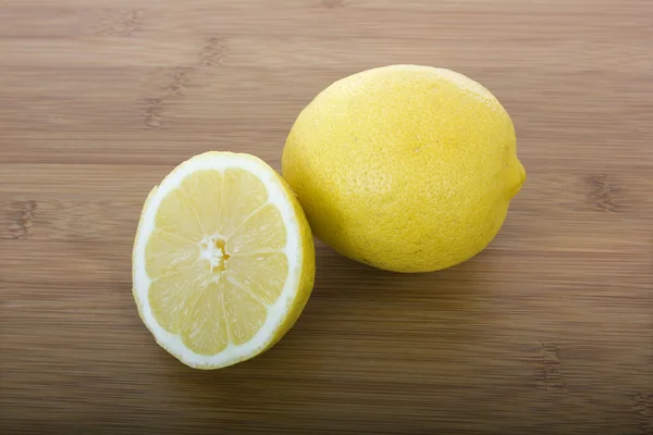 Verse citroenen op houten tafel — Stockfoto