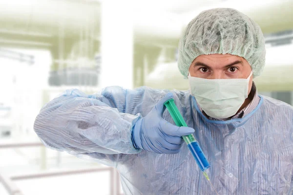 Unga manliga läkare med mask som håller sprutan — Stockfoto