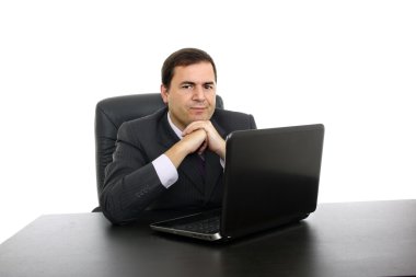 Genç iş adamı dizüstü bilgisayarla çalışıyor.