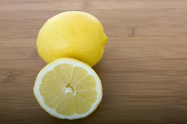 Verse citroenen op houten tafel — Stockfoto