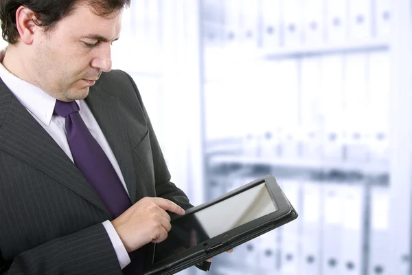 Uomo d'affari che utilizza un tablet pc in ufficio — Foto Stock