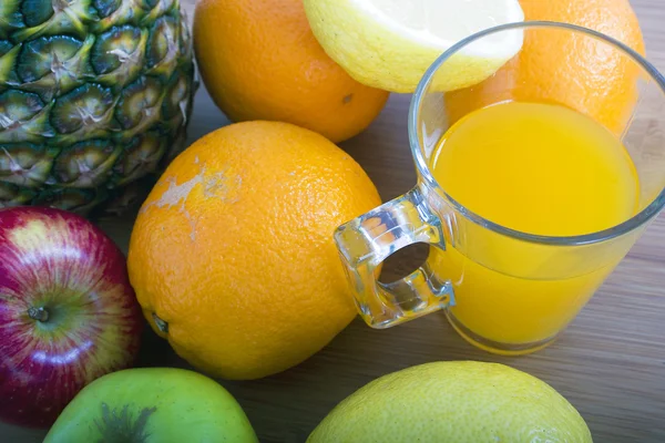 Glasse owoców i soku pomarańczowego — Zdjęcie stockowe