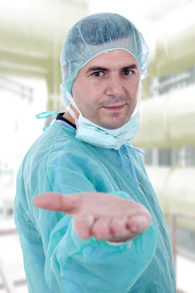 病院にマスクを持つ若い男性医師 — ストック写真
