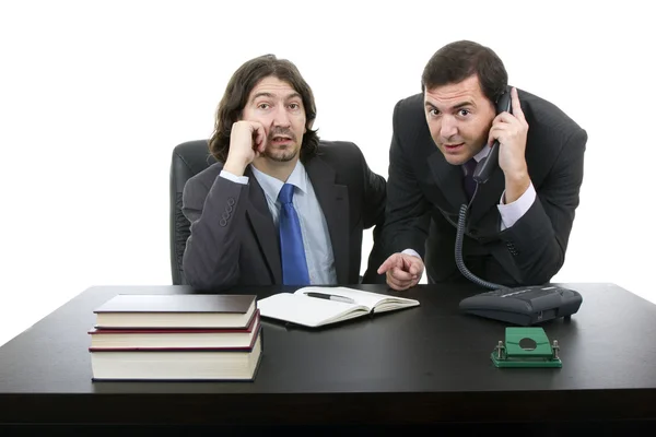 Deux hommes d'affaires assis sur le bureau, isolés sur blanc — Photo