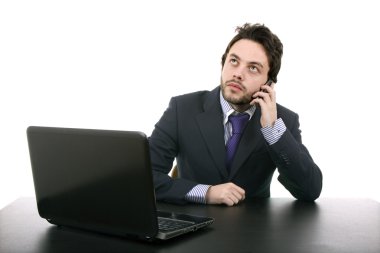 Genç iş adamı dizüstü bilgisayarla çalışıyor.